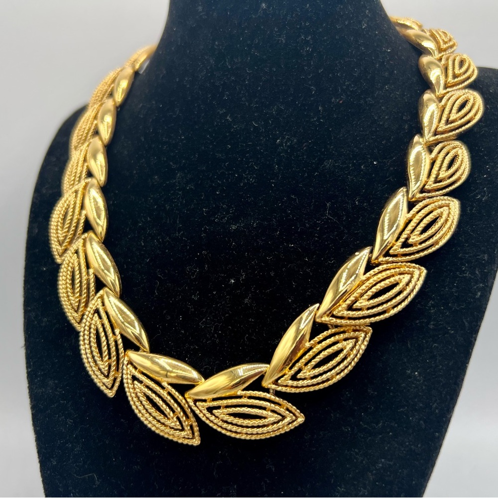 Vintage gold tone leafy cutout collar necklace choker 14” - 17” 1980s - Picture 2 of 8